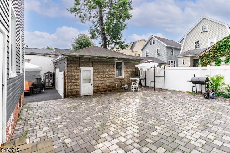 1053 Sanford Ave Property Photo 6