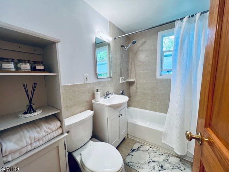 519 Brooklawn Ave H2 Property Photo 7