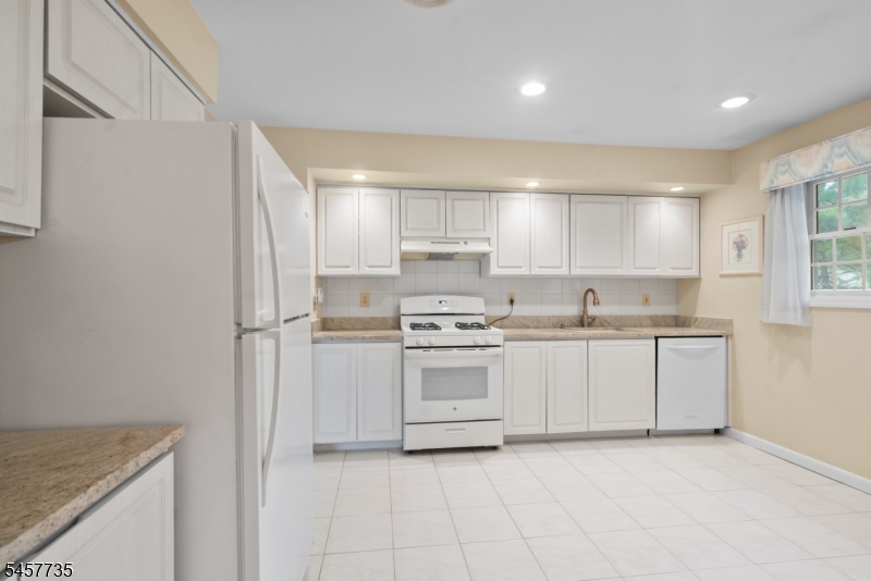 2 Tanglewood Dr Property Photo 5