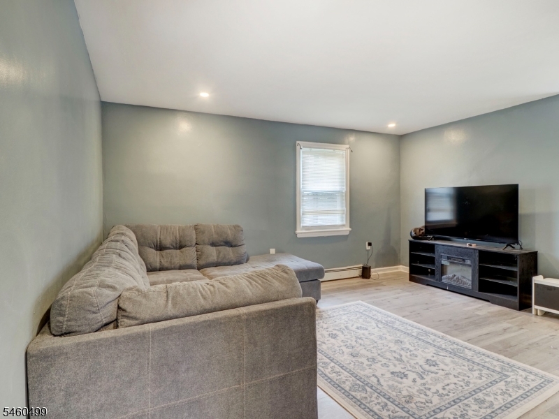 338 Nesbit Ter Property Photo 3