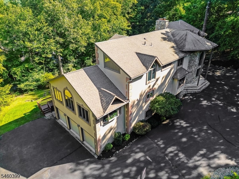 2 Round Hill Ter Property Photo 3