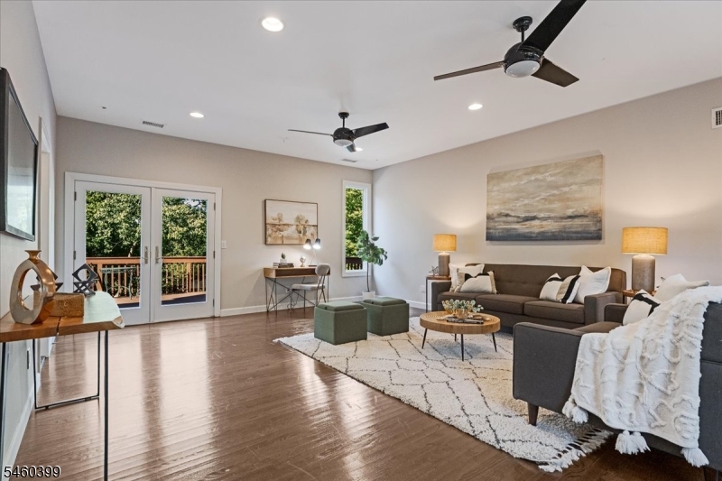 2 Round Hill Ter Property Photo 9