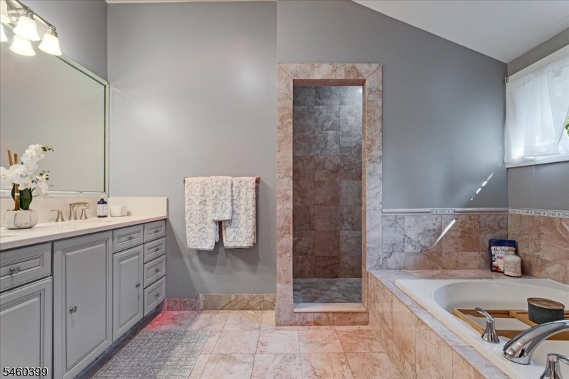 2 Round Hill Ter Property Photo 24