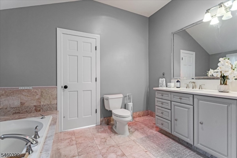 2 Round Hill Ter Property Photo 25