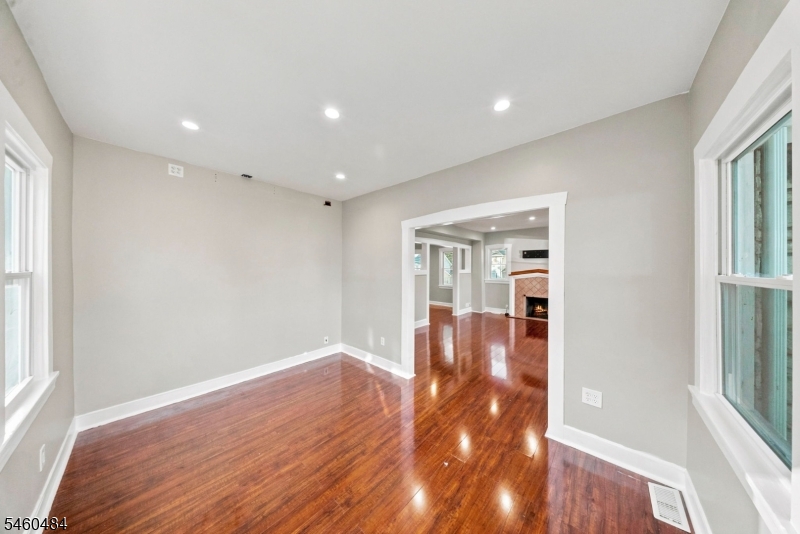 1176 Julia St Property Photo 5