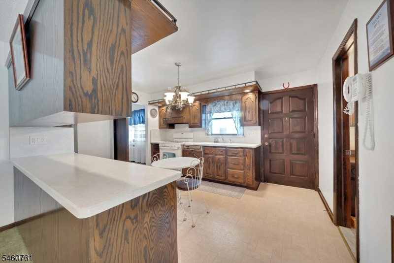 230 Lincoln Pl Property Photo 10