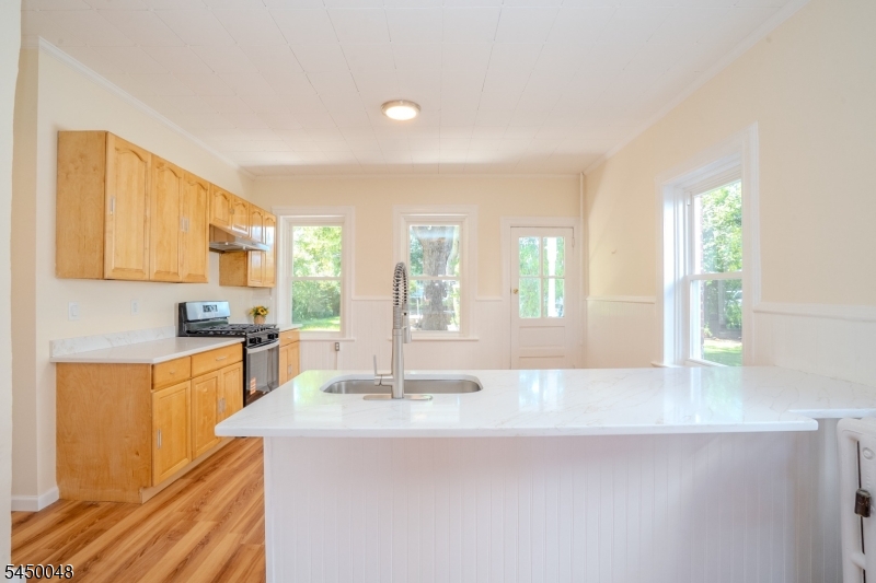 55 Thompson St Property Photo 8