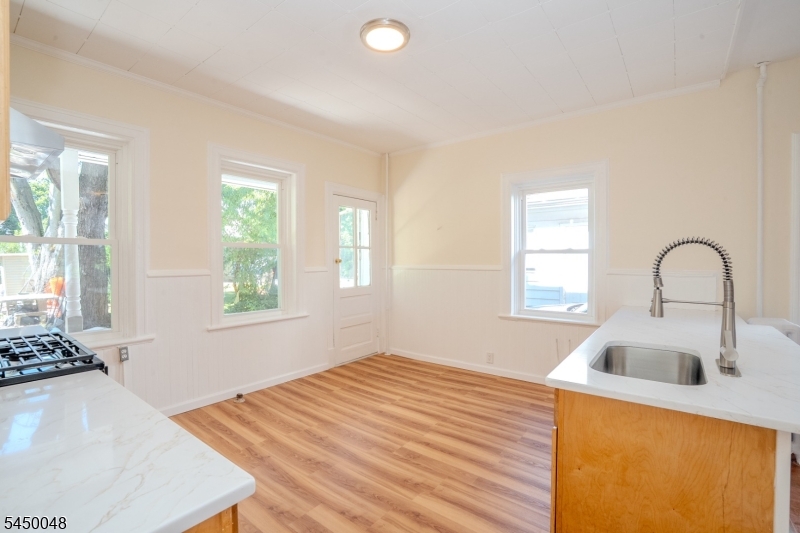 55 Thompson St Property Photo 9
