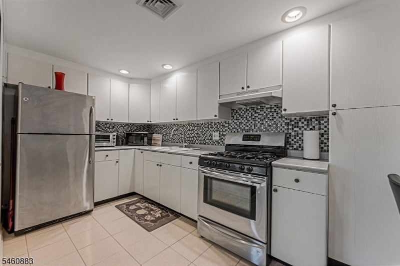 2 Lafayette Ave Property Photo 5