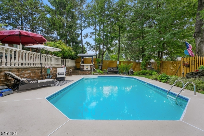 357 Foxwood Rd Property Photo 4