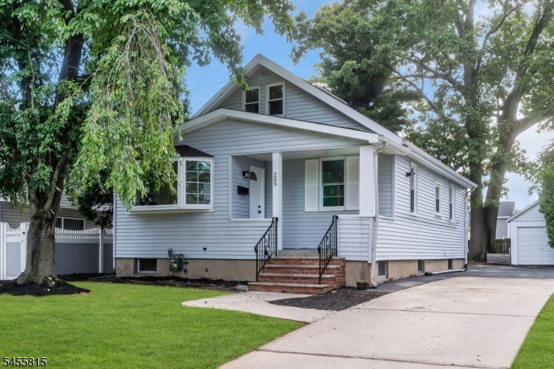 209 S Michigan Ave Property Photo 1