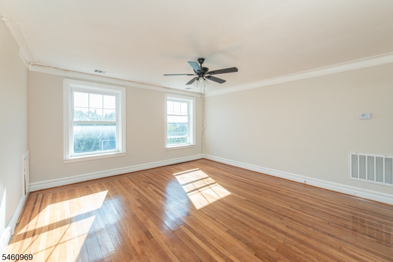 9 Vernon Ave 3 Property Photo 1