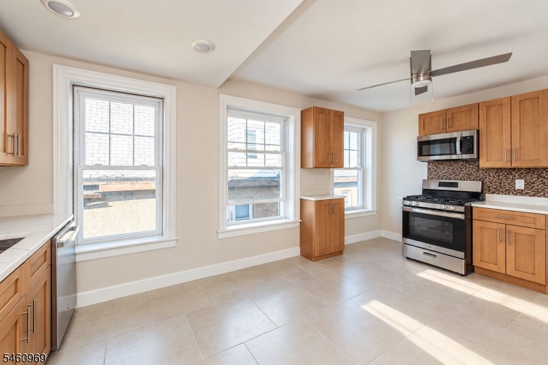 9 Vernon Ave 3 Property Photo 5