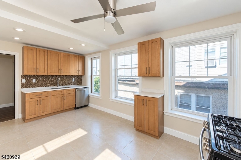 9 Vernon Ave 3 Property Photo 6