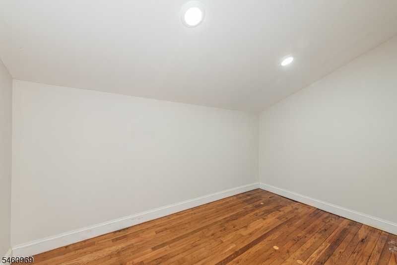9 Vernon Ave 3 Property Photo 8