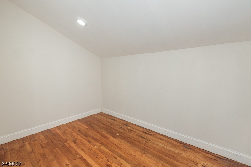 9 Vernon Ave 3 Property Photo 11