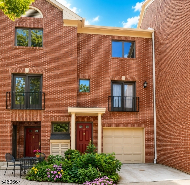 18 Mews Ln Property Photo 1