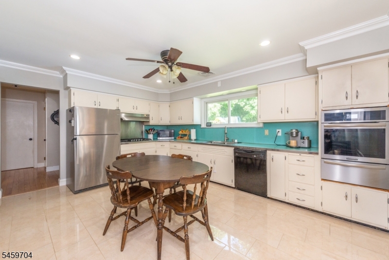 47 Grove St Property Photo 5