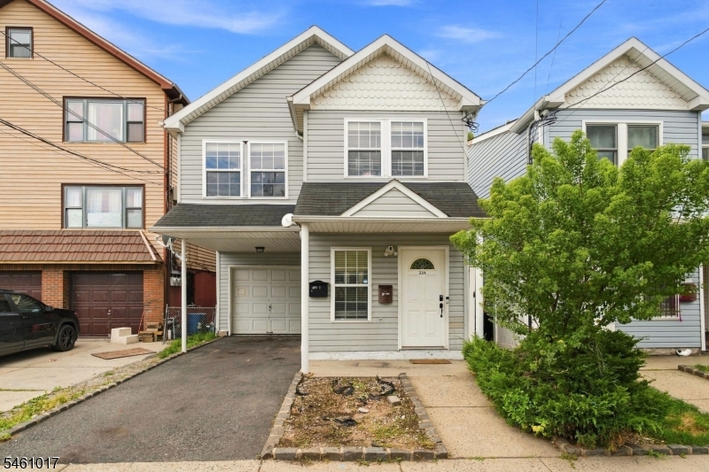 224 Pine St Property Photo 1