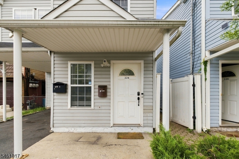224 Pine St Property Photo 3