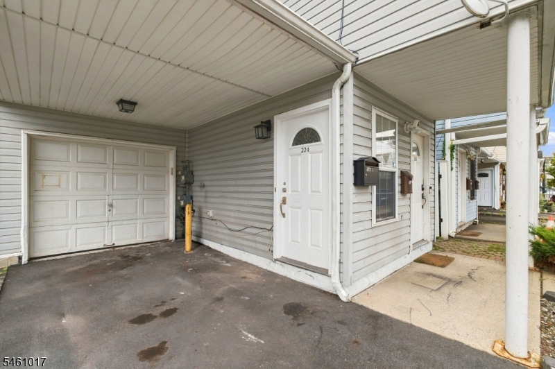 224 Pine St Property Photo 4