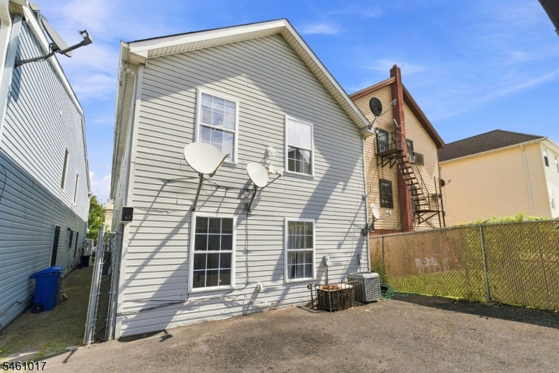 224 Pine St Property Photo 44