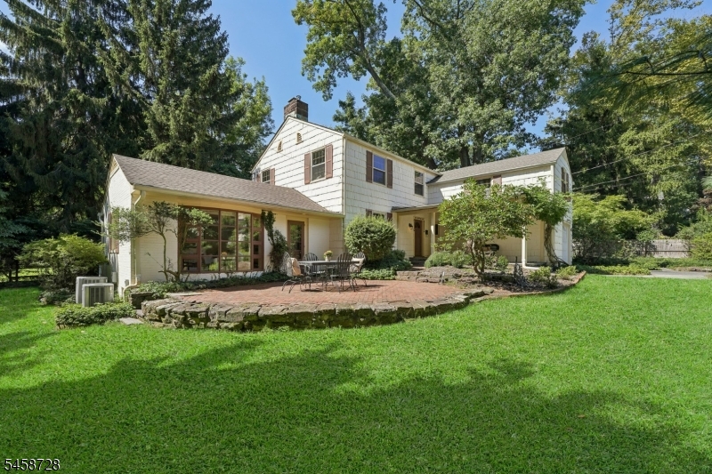 1 Seneca Pl Property Photo 2