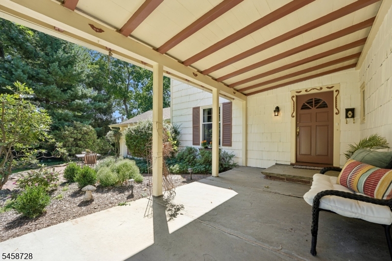 1 Seneca Pl Property Photo 4