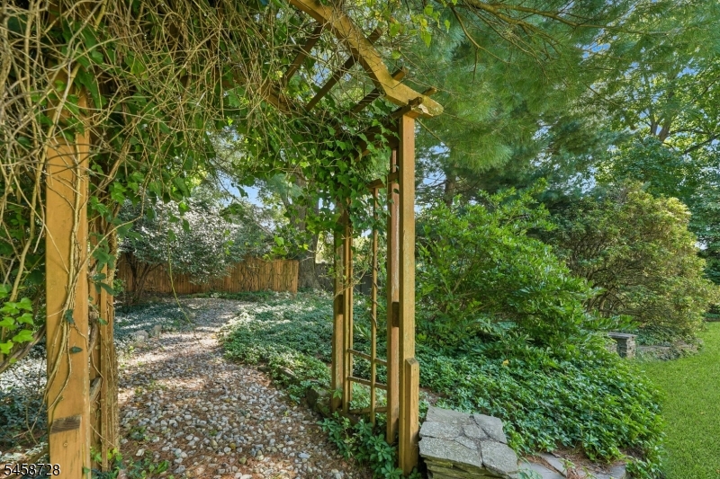 1 Seneca Pl Property Photo 36