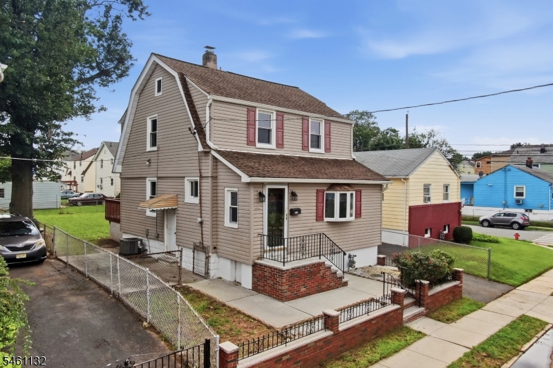 624 Britton St Property Photo 2