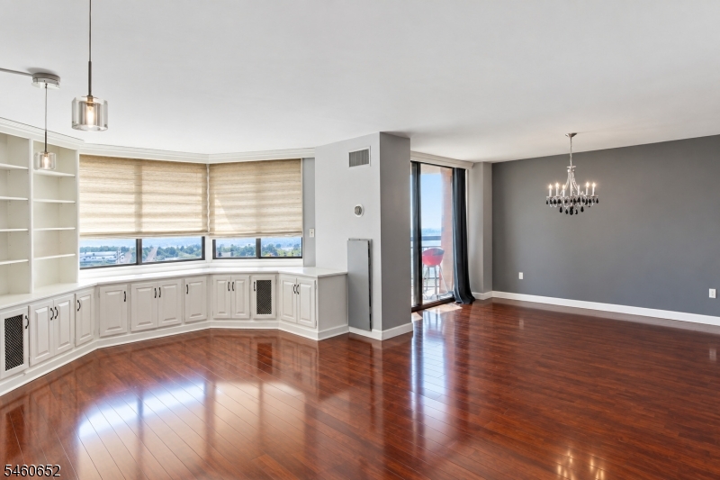 1328 Harmon Cove Tower Property Photo 2