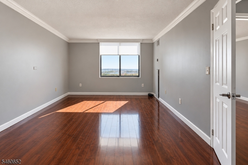 1328 Harmon Cove Tower Property Photo 6