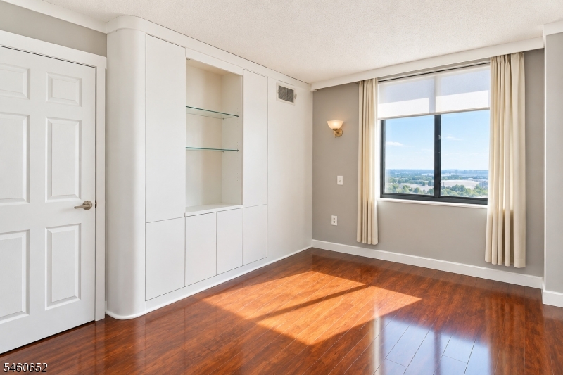 1328 Harmon Cove Tower Property Photo 8
