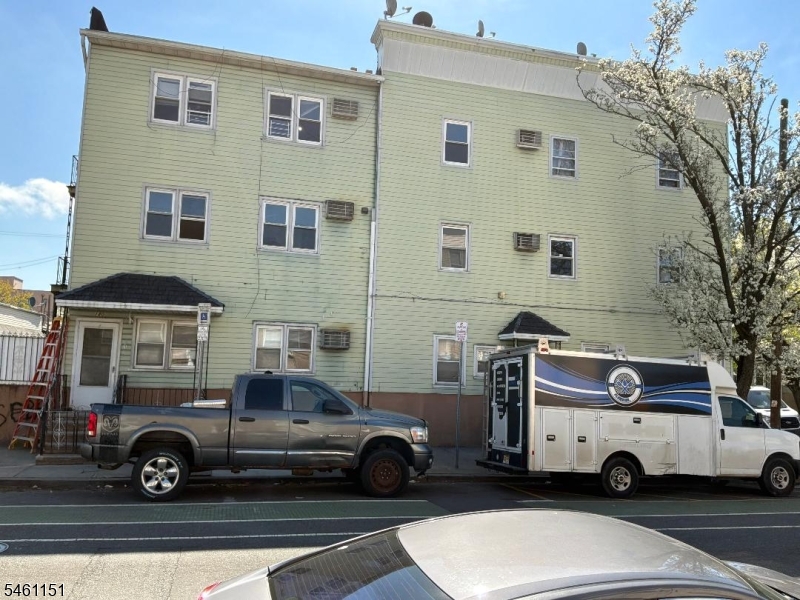 160 E Kinney St Unit 3R 3R Property Photo 1