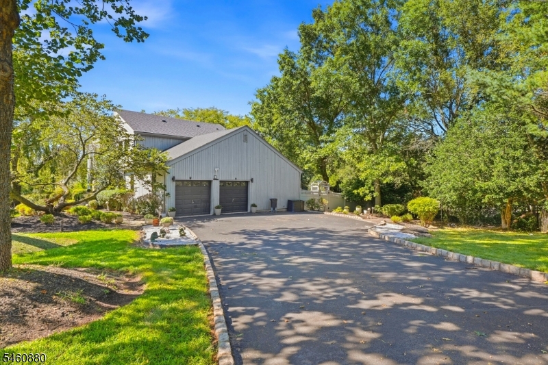2 Sweet Briar Ct Property Photo 3