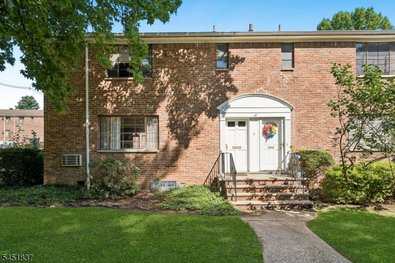 41 Troy Dr Property Photo 1
