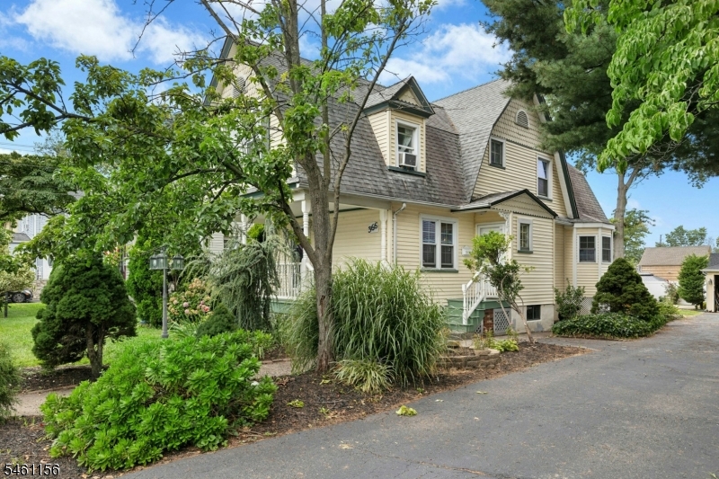 366 Broad St Property Photo 3