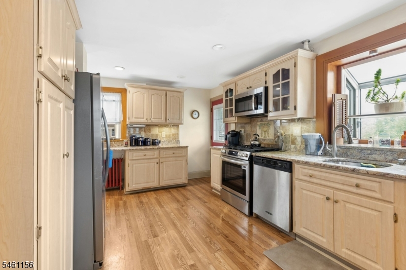 366 Broad St Property Photo 13