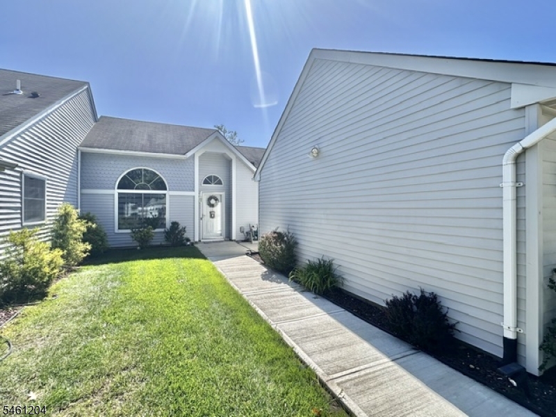 589 Madison Dr Property Photo 3