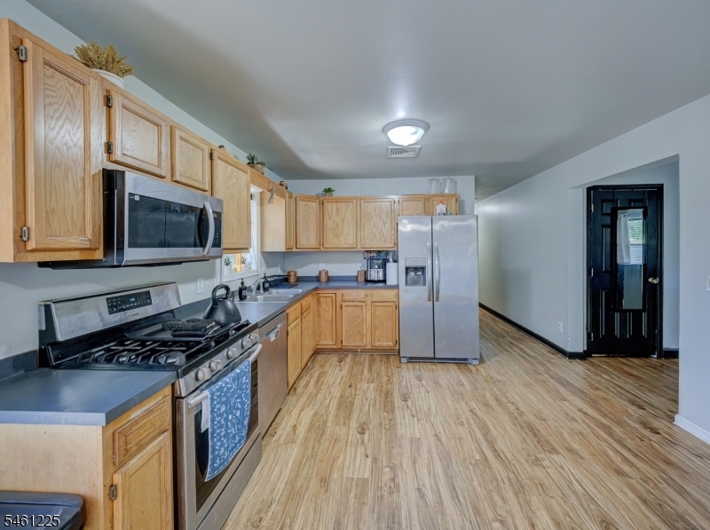 404 Lyndale St Property Photo 5