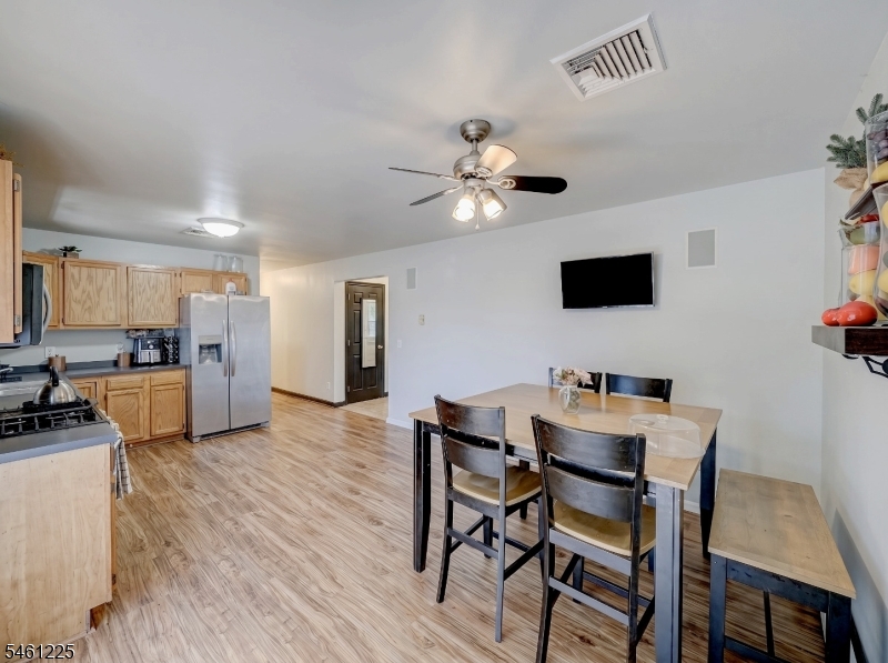 404 Lyndale St Property Photo 6
