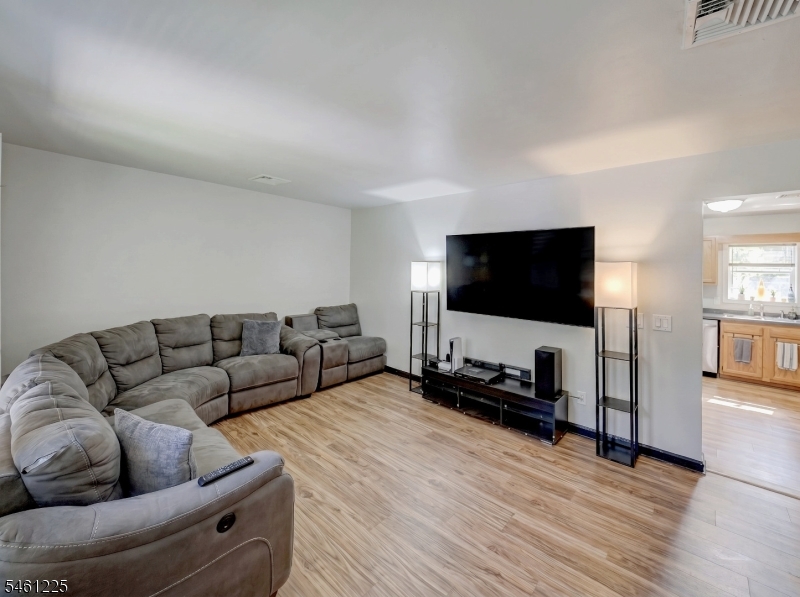 404 Lyndale St Property Photo 9
