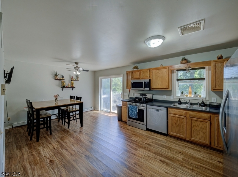 404 Lyndale St Property Photo 24