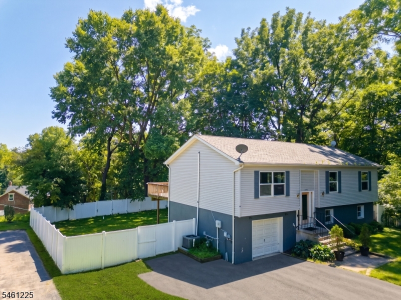 404 Lyndale St Property Photo 45