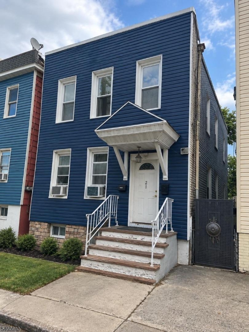 21 Summer St Property Photo 1