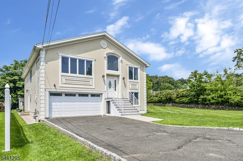 740 Hillside Ave Property Photo 3