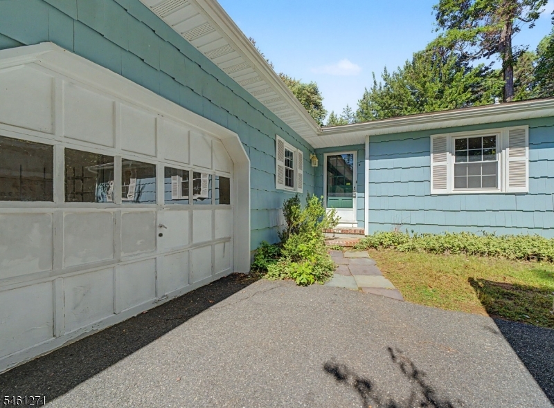 2 Arlyn Ln Property Photo 1