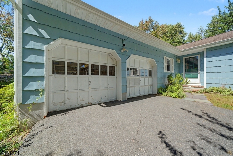 2 Arlyn Ln Property Photo 2
