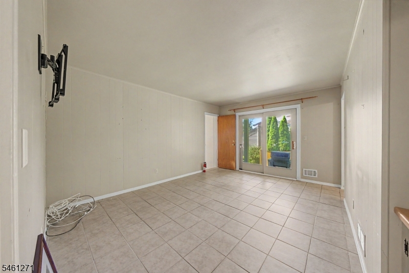 2 Arlyn Ln Property Photo 4