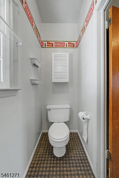 2 Arlyn Ln Property Photo 8